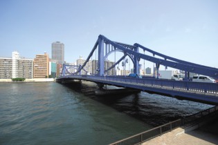 ▼清洲橋 隅田川にかかる清洲橋を渡れば、日本のマンハッタン・東京駅周辺に辿りつきます（無理やり感）
