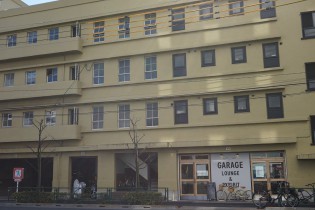 ▼清洲寮 昭和8年（1933年）に建てられた鉄筋コンクリート４階建ての現役アパート。 １階には車庫をリノベーションしたカフェ＆ギャラリーが。 