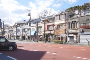 ▼旧東京市営店舗向住宅 関東大震災後の復興事業の一環として、旧東京市が昭和3年（1928年）に建設された店舗付住宅。清澄通りに沿って約250メートルにわたって立ち並ぶ鉄筋コンクリートの長屋で、現在でも人気のある飲食店が多数入居しています。 